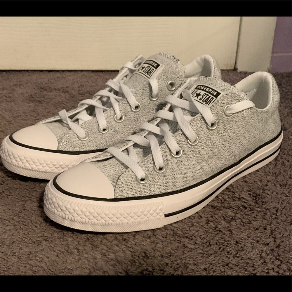 NEVER WORN! Women’s converse size 9 !